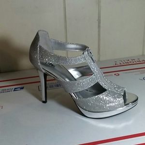 Fioni Silver Glittery Sz 7 Platform Stilettos